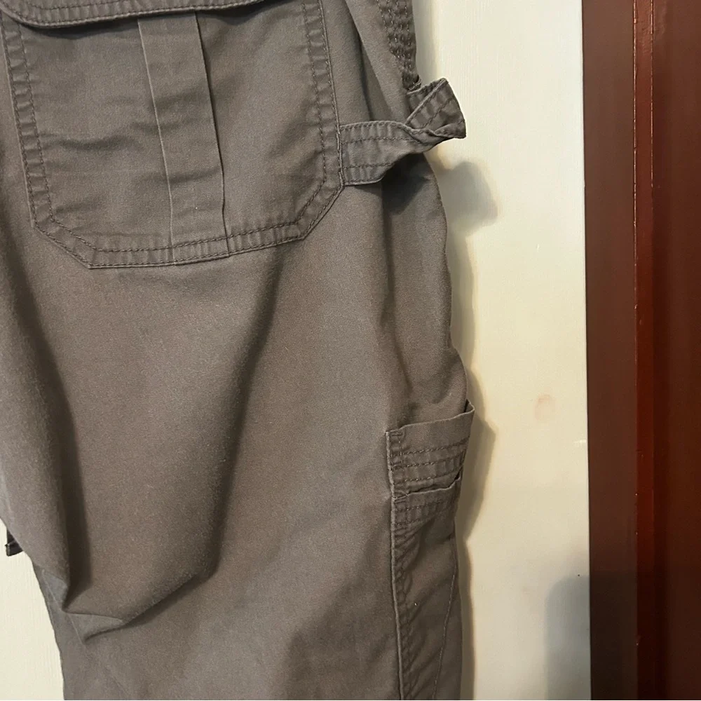 Koi by Kathy Peterson Gray Cargo Capri Pants Size Large Petite - Picture 6 of 11